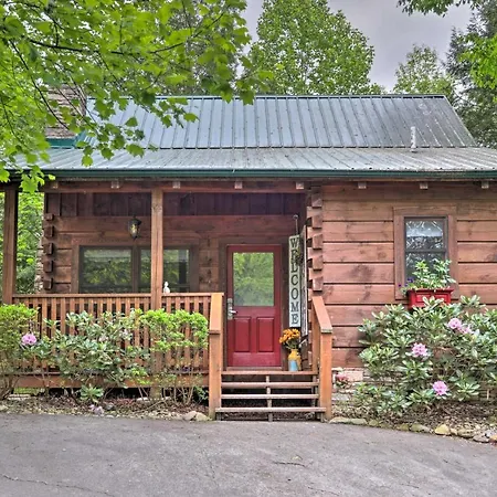 Ferienwohnung Romantic Gatlinburg Cabin With Hot Tub And Pool Access